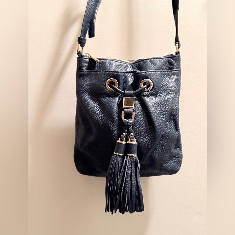 MICHAEL Michael Kors  Leather Crossbody Purse Camden Tassels crossbody EUC